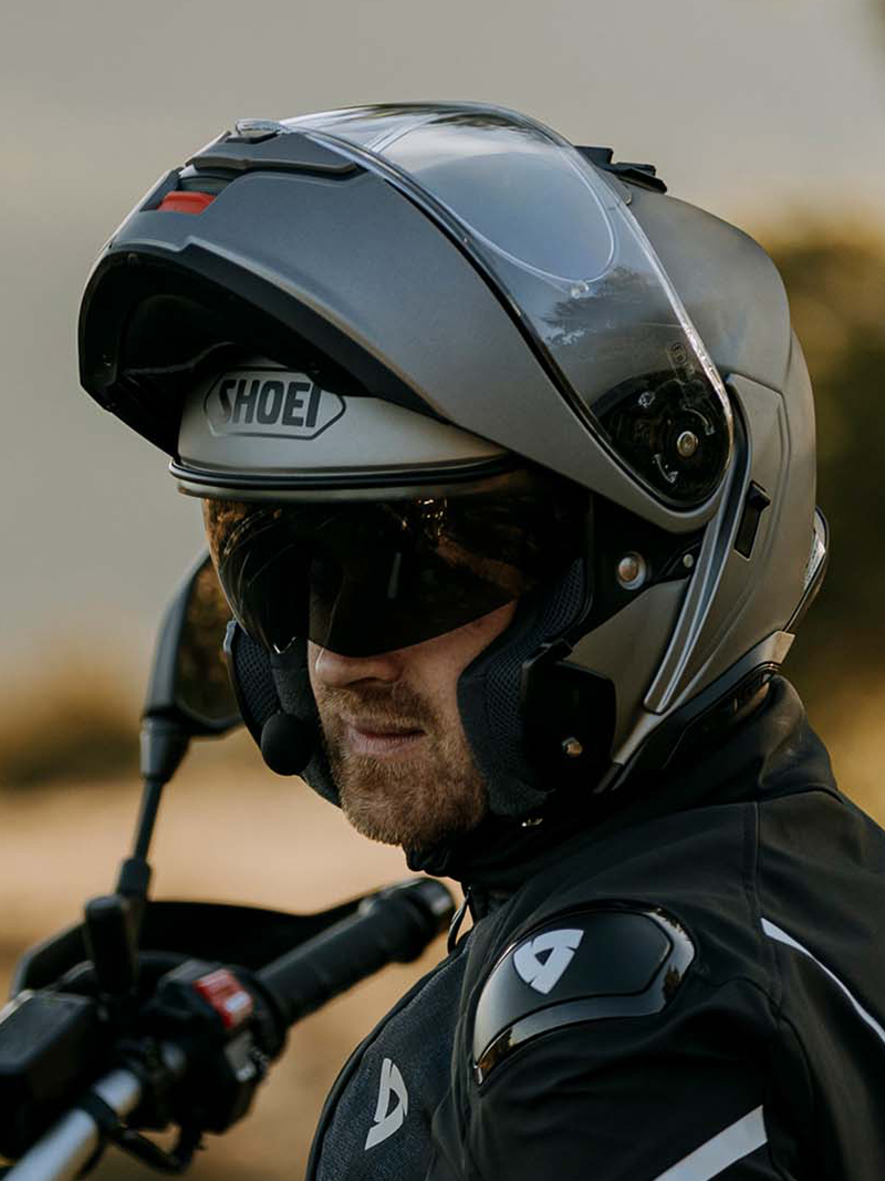 Shoei Neotec 3 matt anthracite lifestyle